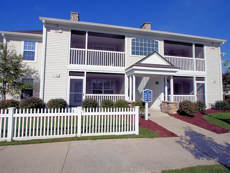2838 S Knightsbridge Cir — Photo 1