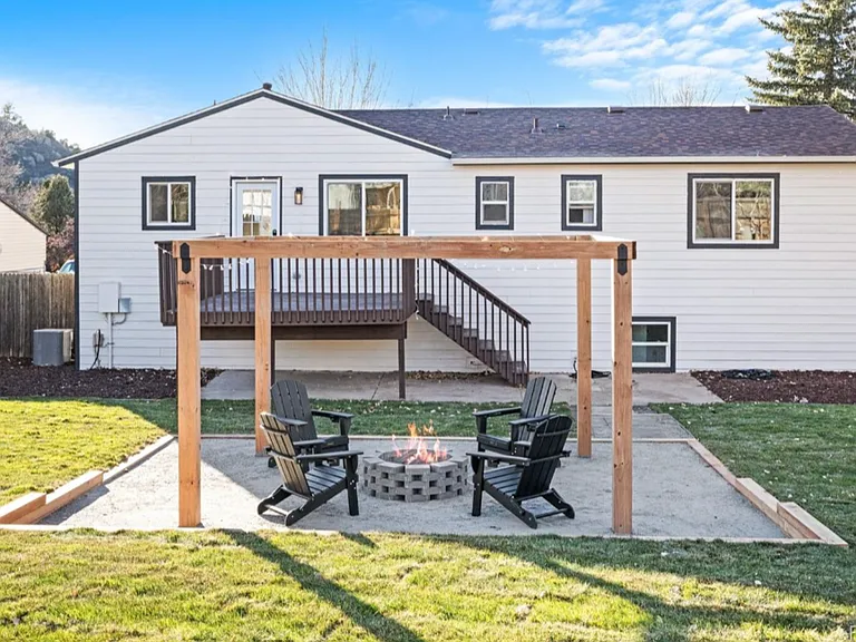922 Park View St — Photo 3