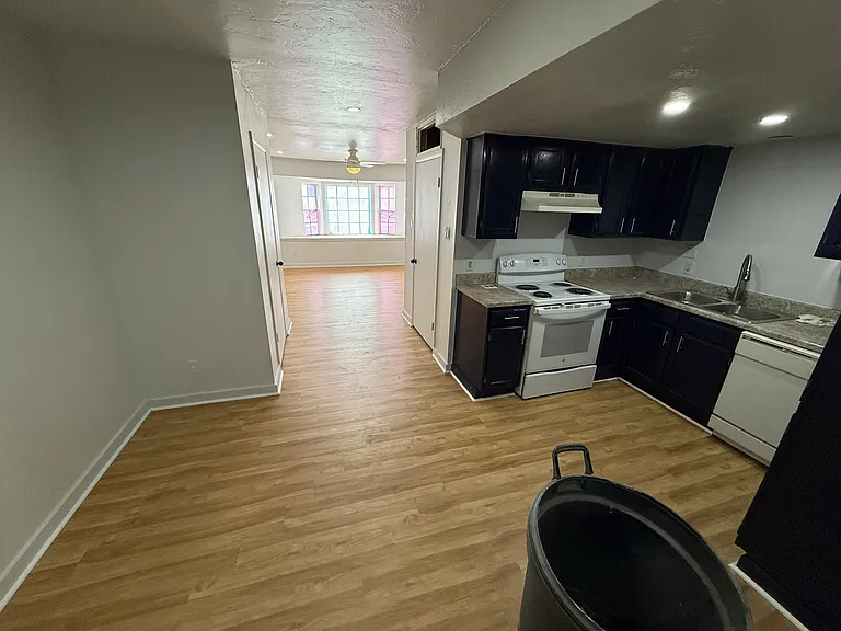 Robinson Apartments — Photo 8