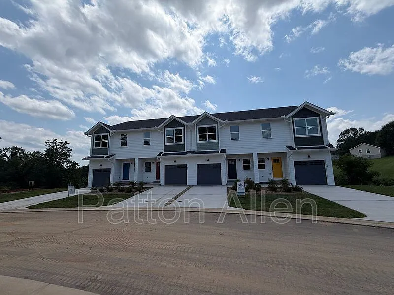 3 bed, 2.5 bath, 1592 sqft, $1,995 — Photo 2