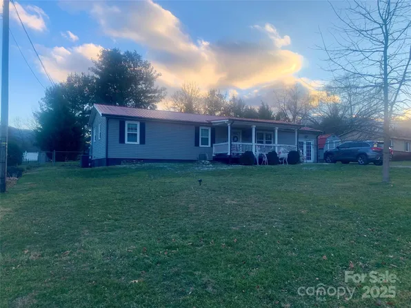 177 Chestnut Wood Dr, Waynesville, NC 28786