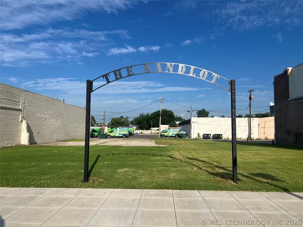 116 N Main St, Sand Springs, OK 74063