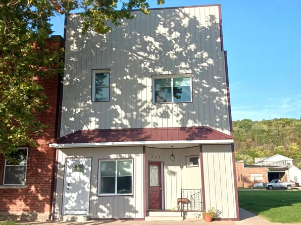 209 E Front St, Cassville, WI 53806