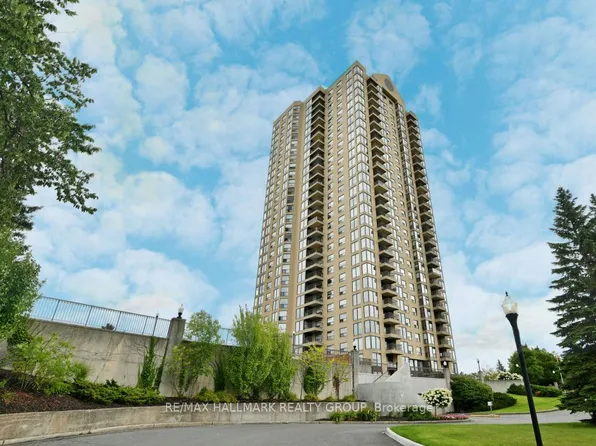 545 Saint Laurent Blvd #207, Ottawa, ON K1K 4H9