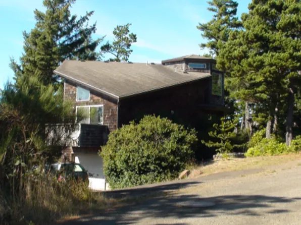 220 Highland Dr, Tillamook, OR 97141