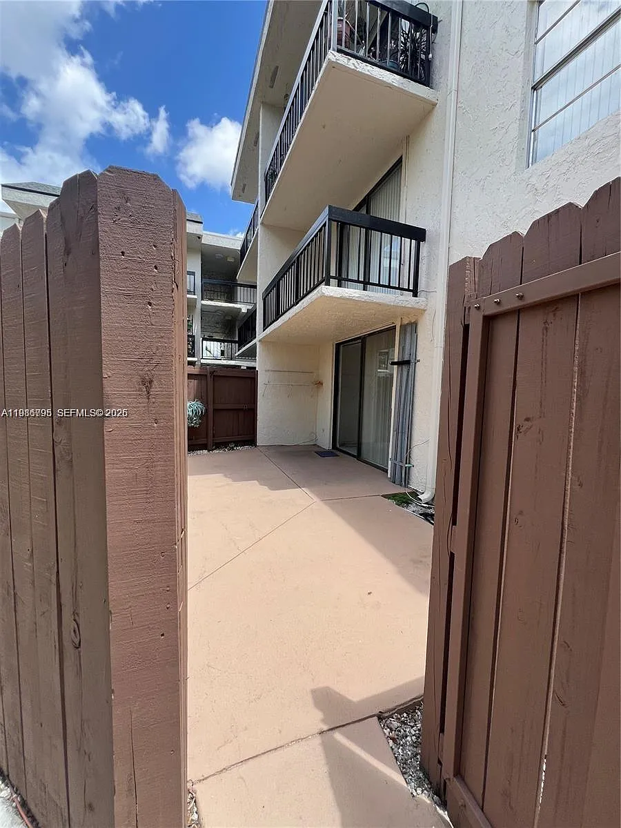 Building Photo - 8307 SW 142nd Ave #F105