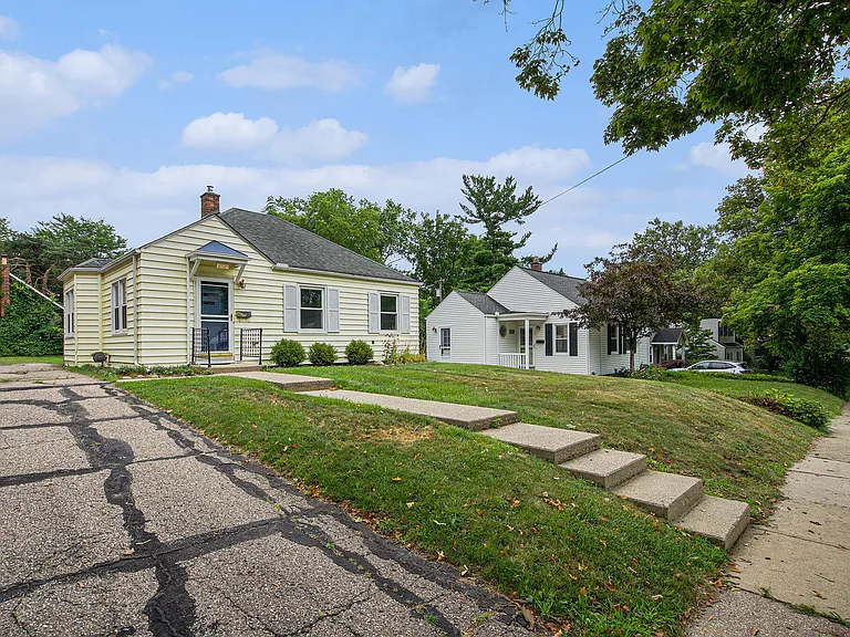 1207 Prescott Ave — Photo 2