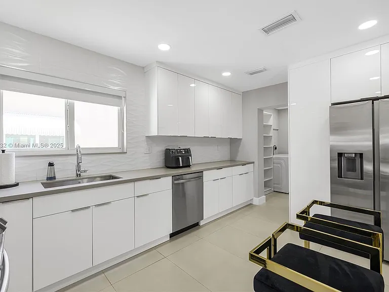 1104 N 13th Ter — Photo 3