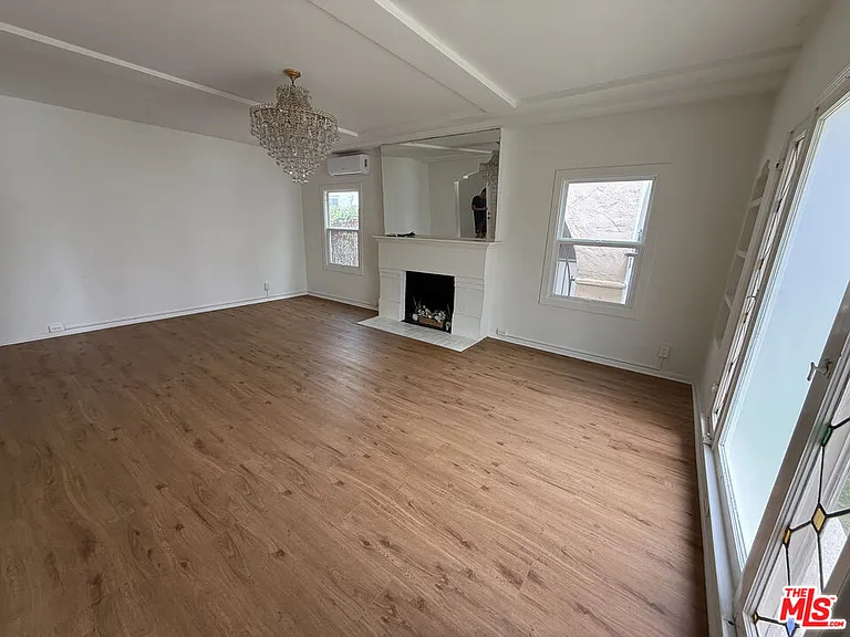 211 S Arnaz Dr #LOWER — Photo 8