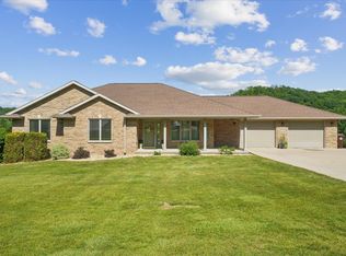 8284 Turkey Valley Ln, Dubuque, IA 52003