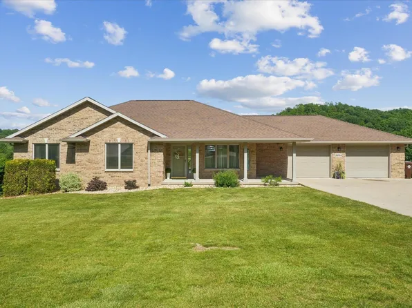8284 Turkey Valley Ln, Dubuque, IA 52003