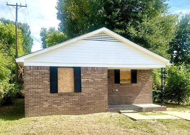 1220 Pond St