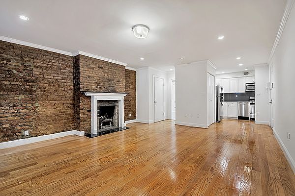 1st image of 126 E 27th St #3R??