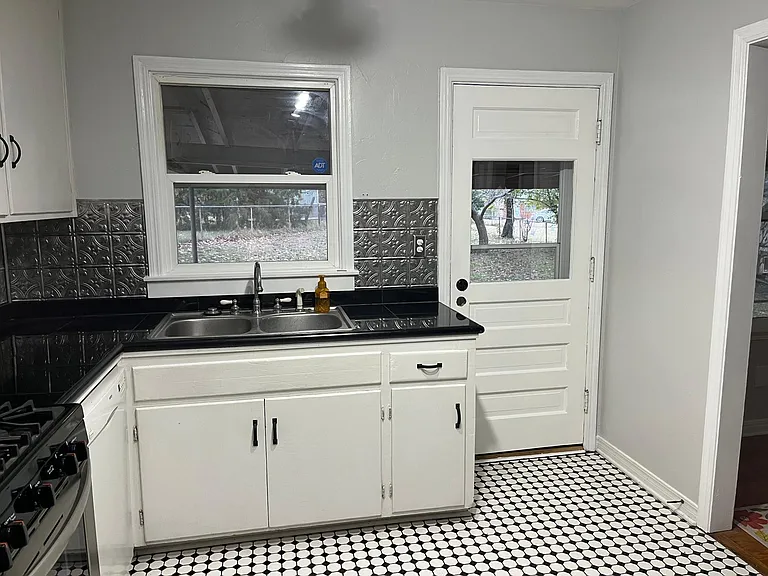 1308 S Littler Ave — Photo 10