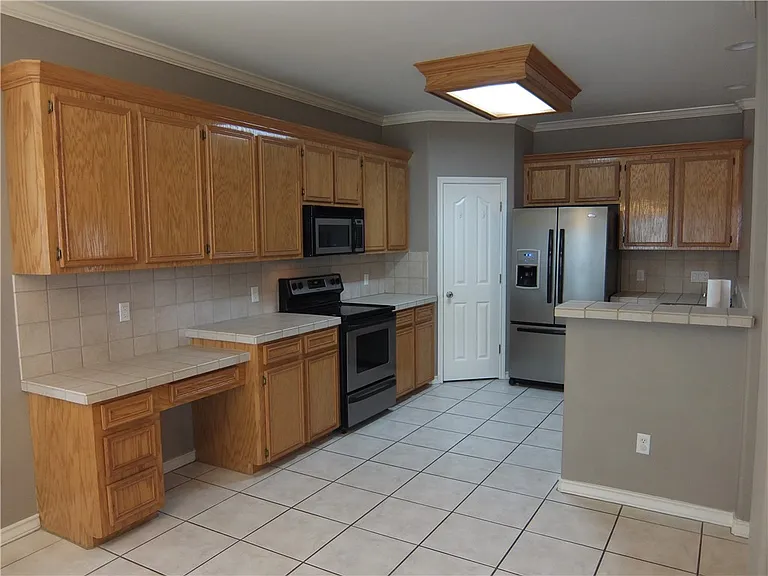 2505 Windrose Dr — Photo 2