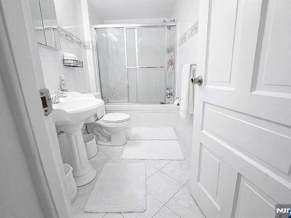 4th image of 25 Hazelton St