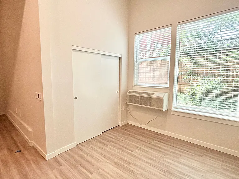Vibrant Studio Apartment - Belmont St — Photo 40
