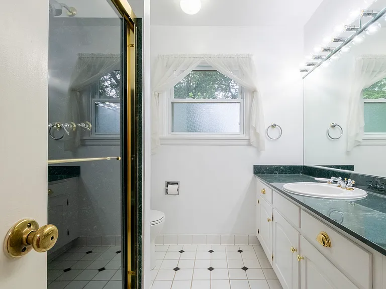 2nd floor full bathroom.