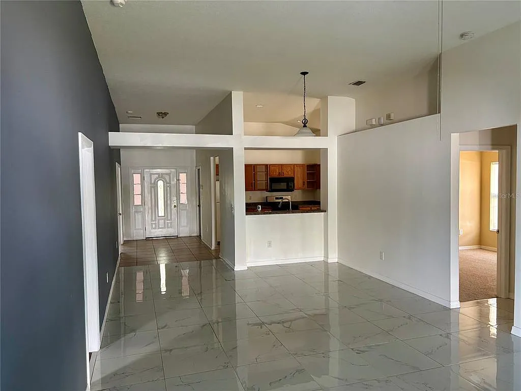 4 bed, 2.0 bath, 1688 sqft, $2,400 — Photo 3