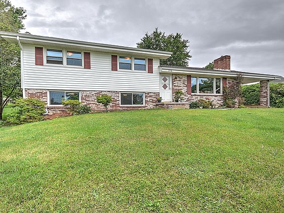 3rd image of 216 Ash Ln