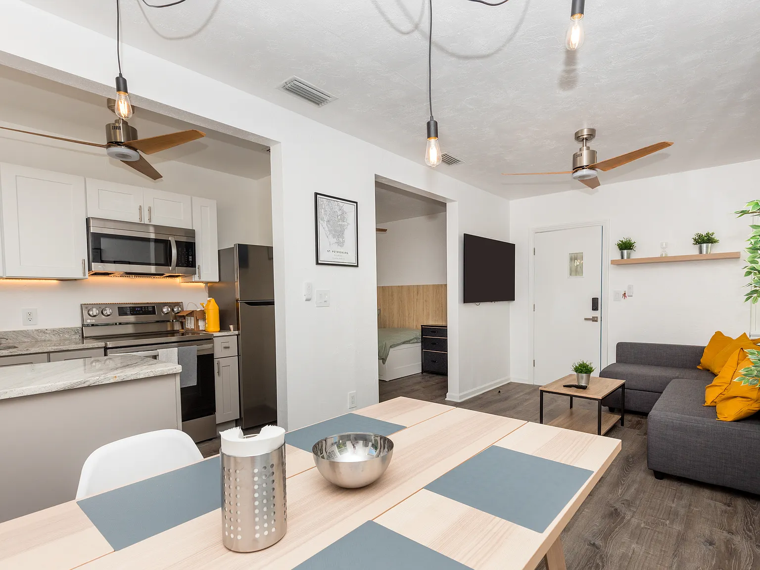 2 bed, 725 sqft, $2,350 — Photo 1