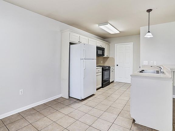 4th image of 37486 Parkwood Ave