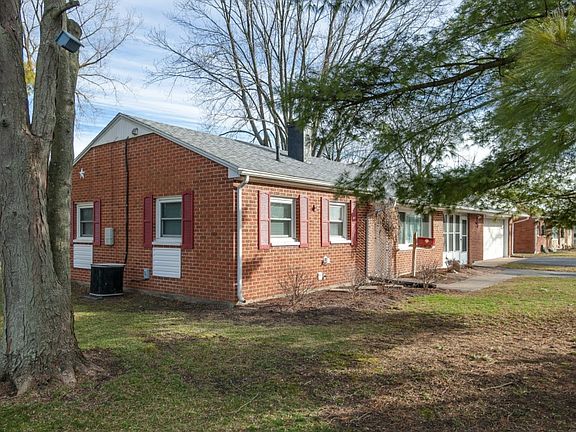 3rd image of 110 Maple Gardens Dr