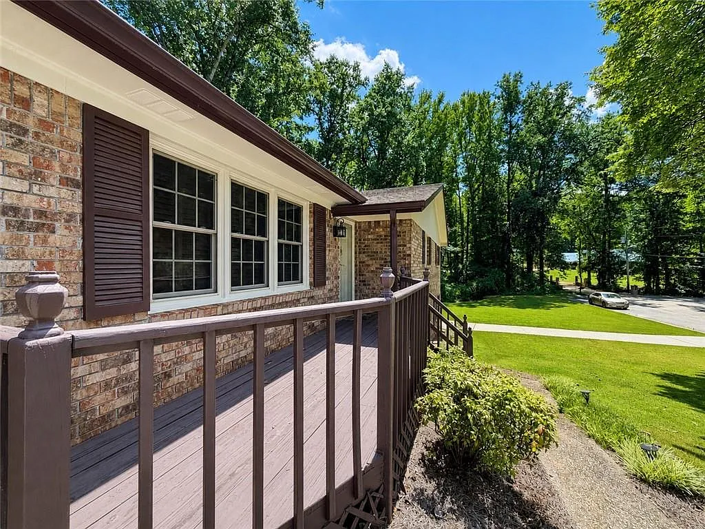 3 bed, 3.0 bath, 2008 sqft, $2,450 — Photo 4