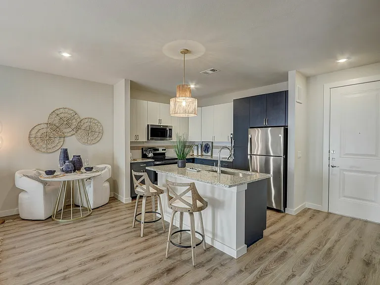 6-web-or-mls-Central Pine St-006