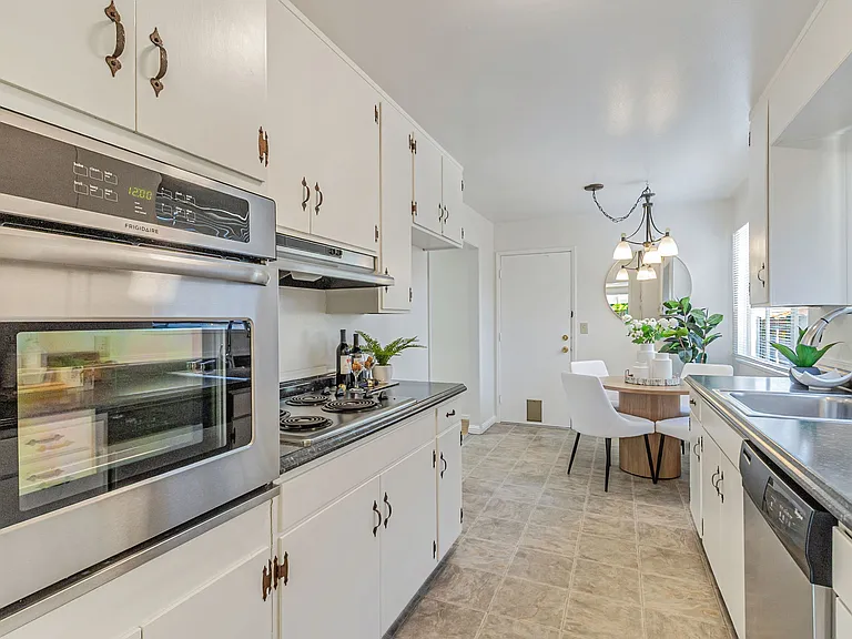 7624 Erin Way — Photo 7
