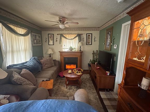 3rd image of 835 W Woodlawn Street