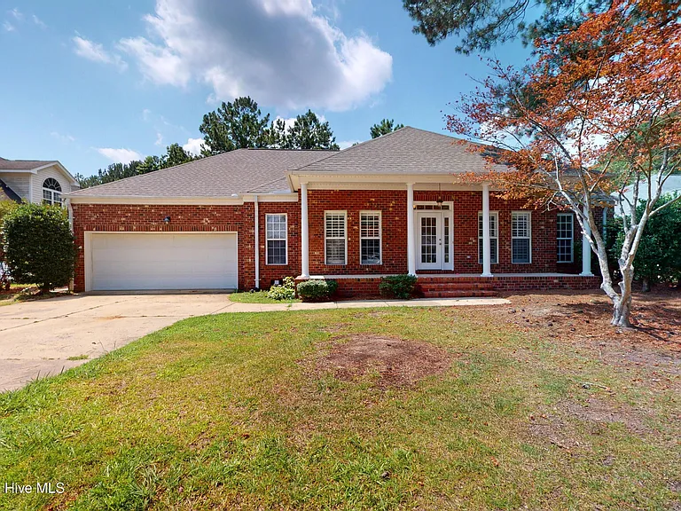 1140 Greenbriar Dr — Photo 1