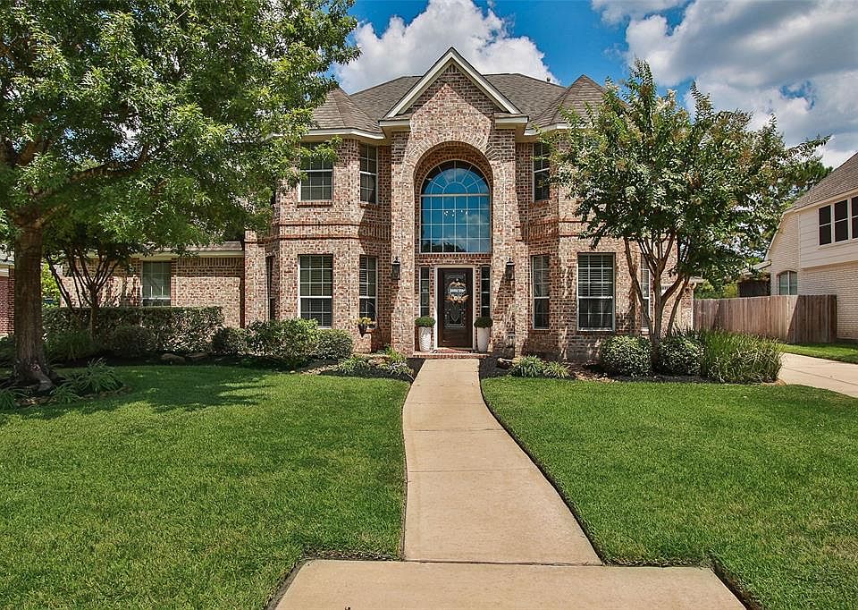 Welcome to Windrose, on the highly sought street of Stone Moss for a home that has it all!