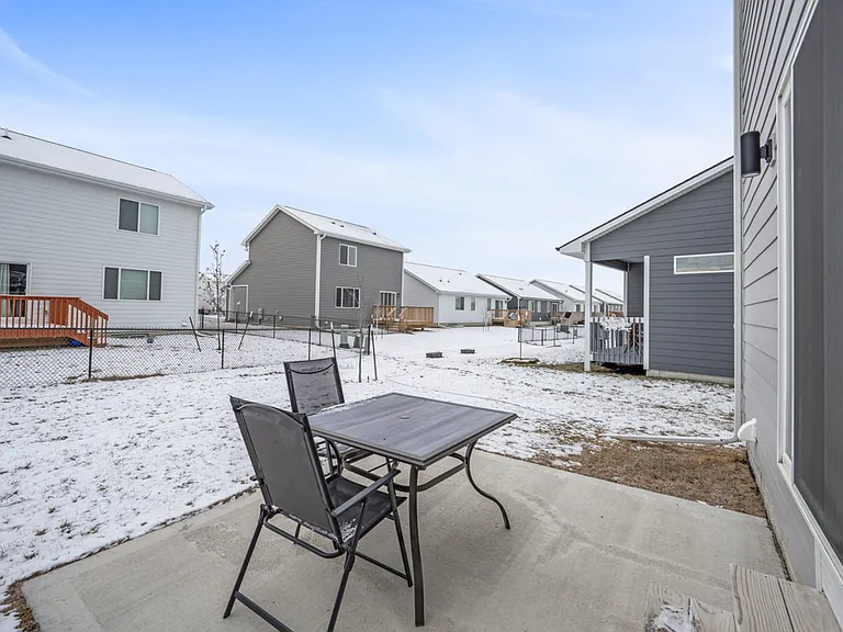 690 SE Booth Ave — Photo 29