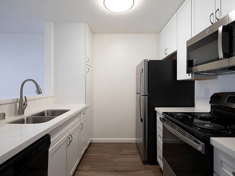 Mission Pacific Apartments — Photo 23