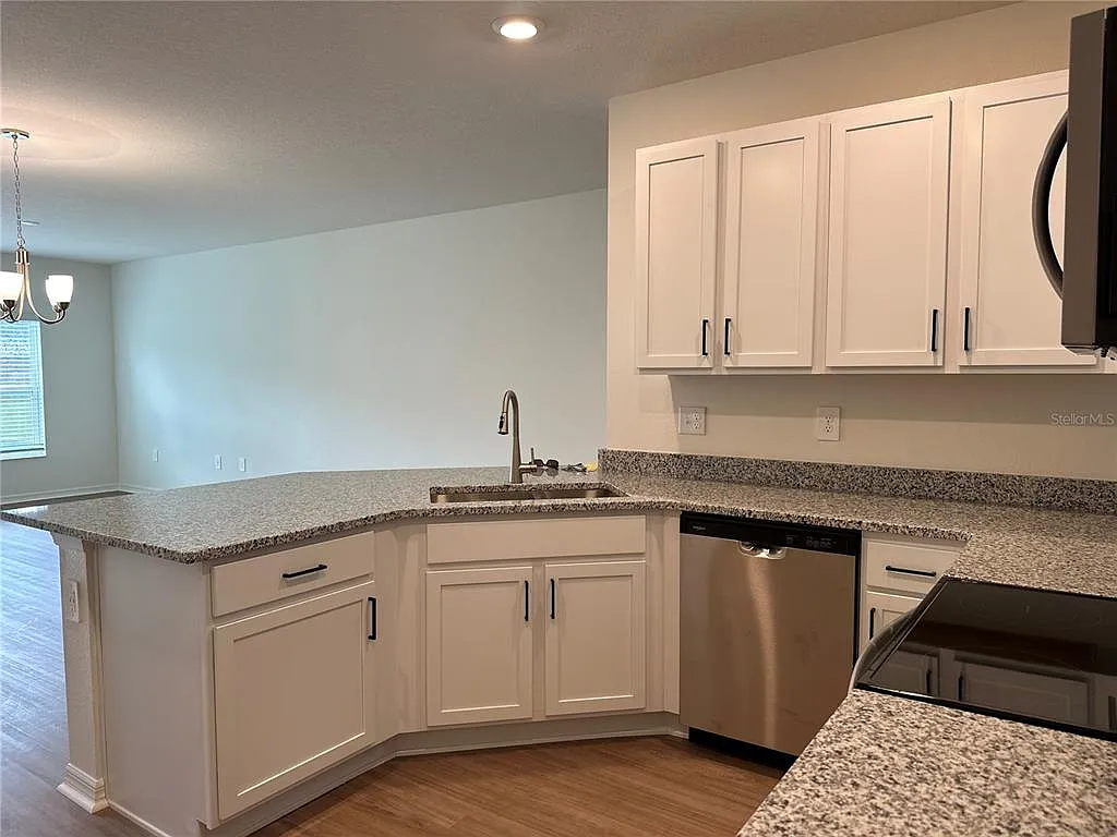 3 bed, 2.5 bath, 1556 sqft, $2,100 — Photo 2