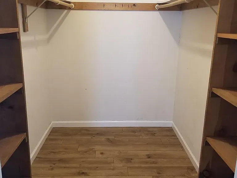 Master bedroom Clothing closet