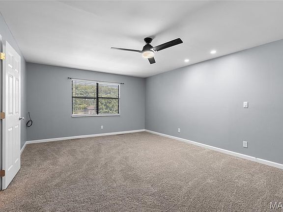 4th image of 233 Normandie Dr