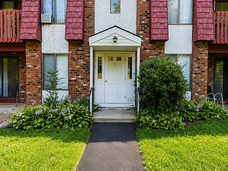 20 Woodsedge Dr #5B — Photo 1