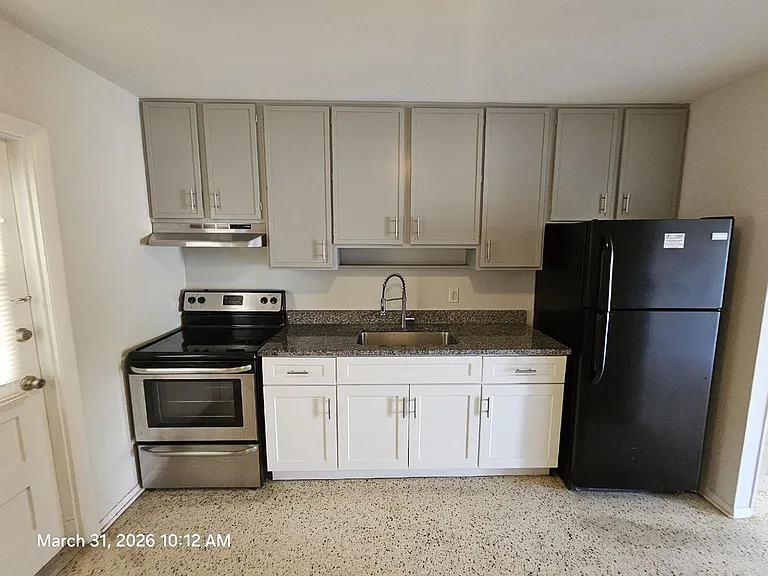 2760 Seneca Ave — Photo 2