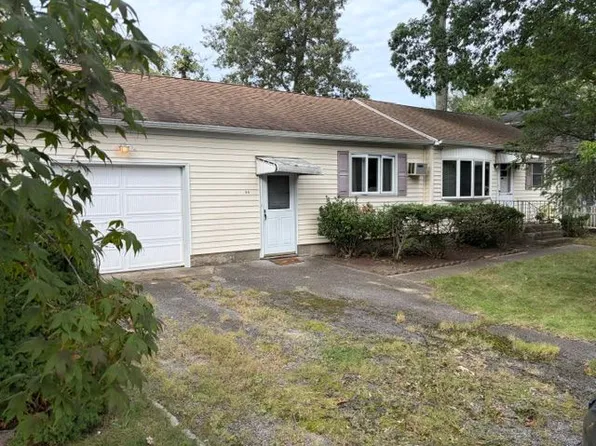 43 Lindell Ave, Lake Grove, NY 11755