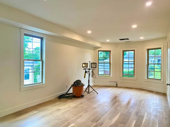 240 Camp St APT 2, Providence, RI 02906