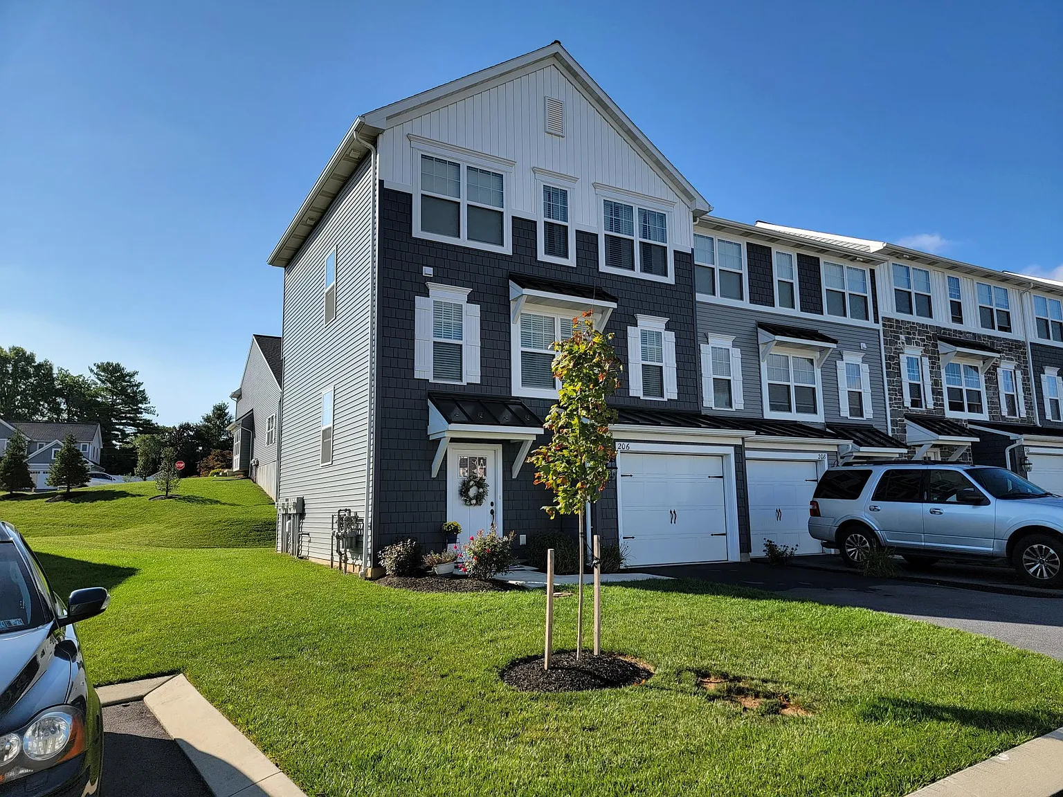 3 bed, 2.5 bath, 1401 sqft, $1,950 — Photo 2