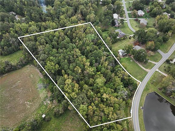 2nd image of 1910 Lynwood Dr