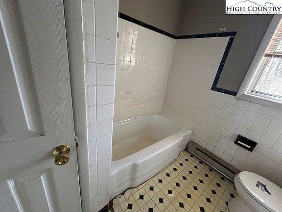 4th image of 918 Emmanuel Church Road