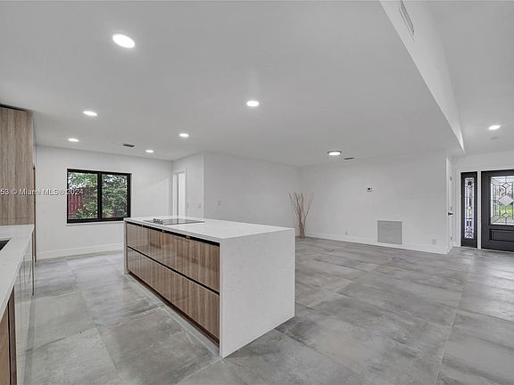 3rd image of 3352 Lakeview Dr