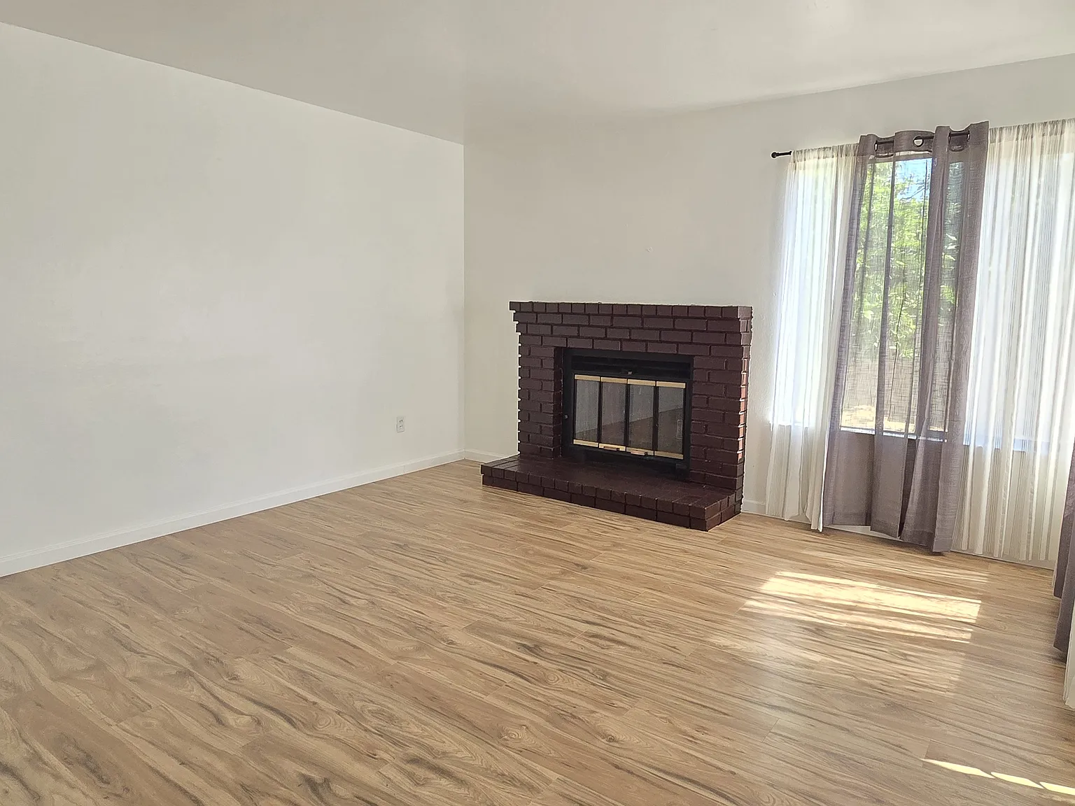 3 bed, 2.5 bath, 1475 sqft, $3,650 — Photo 2