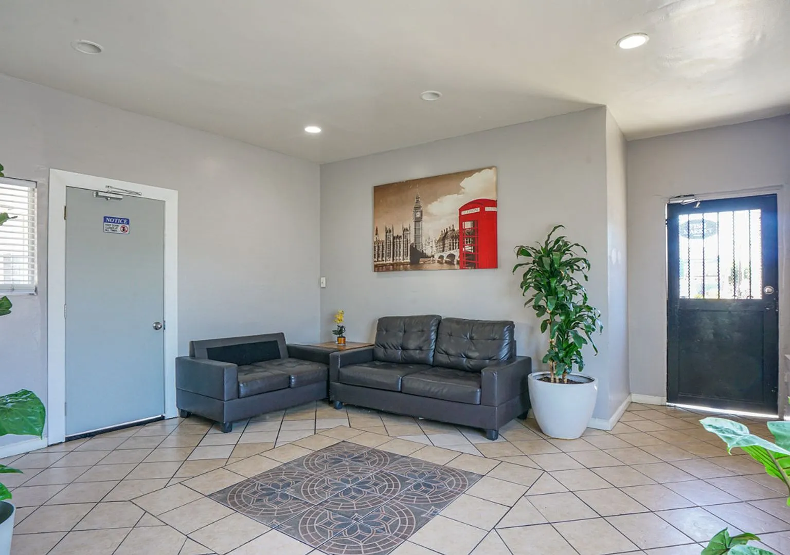 West Adams Studio Apartments — Photo 1