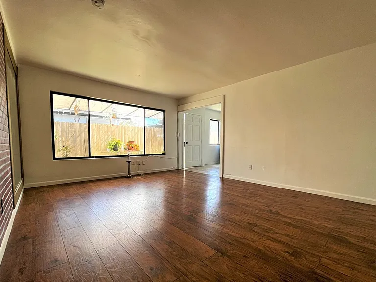 2085 Franklin Ave — Photo 3