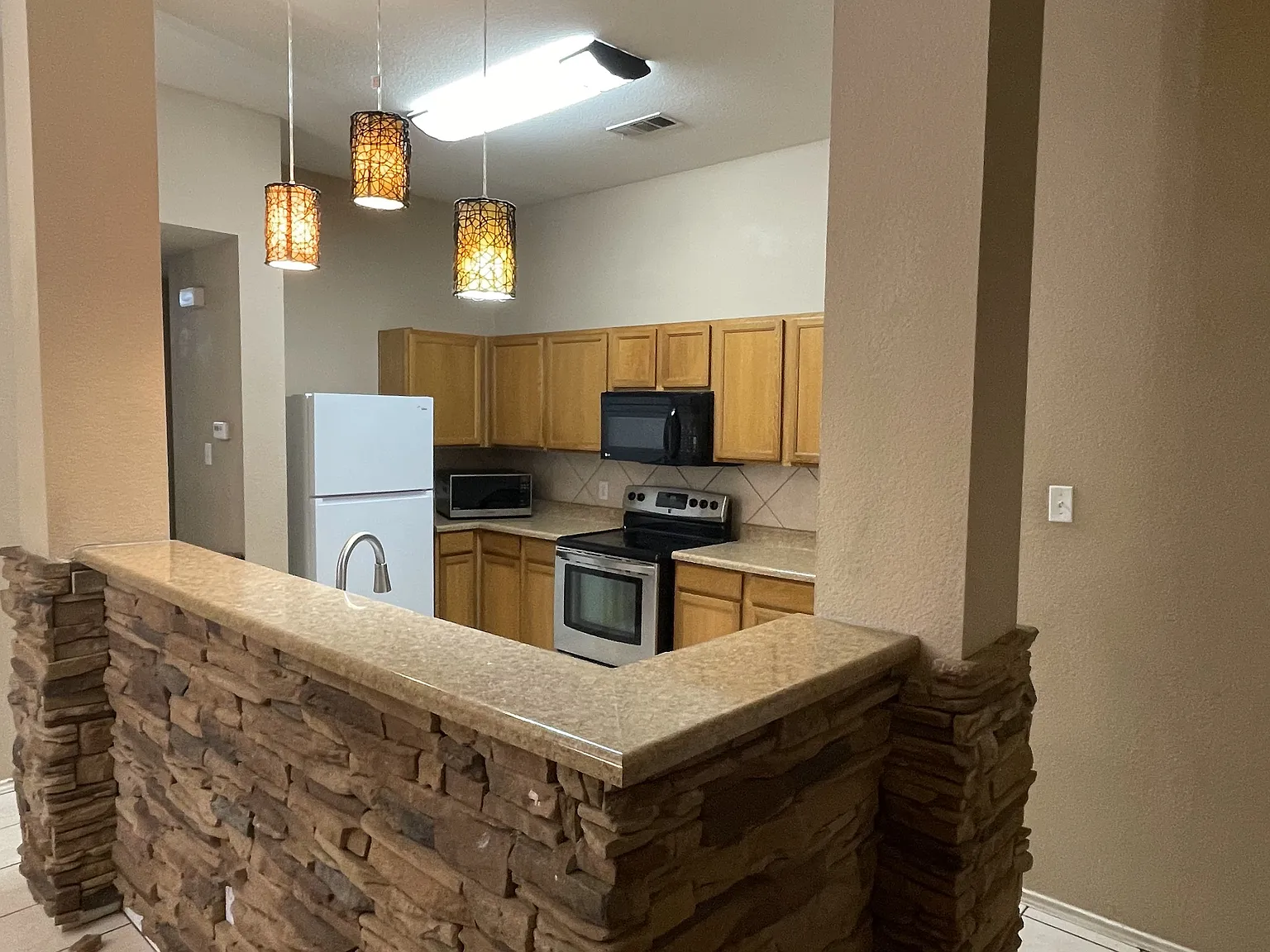 4 bed, 1861 sqft, $2,100 — Photo 2